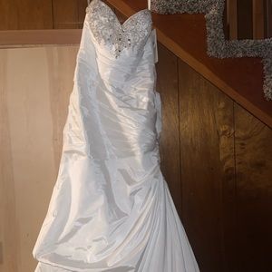 Wedding dress size 10 never worn